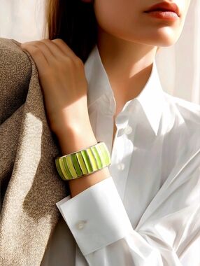 💐 Vintage Green And Silver Striped Spring Hinge Cuff Bracelet